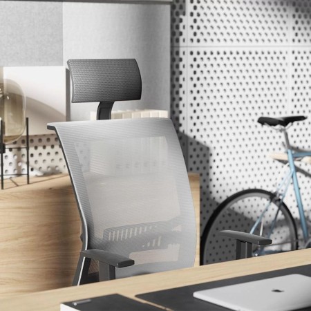 Chaise de direction EVAII ergonomique avec têtière installée à un bureau de direction à Genève.