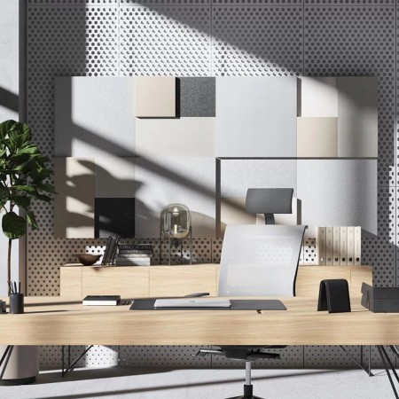 Fauteuil de direction EVA.II installé dans un bureau professionnel moderne avec grand bureau en bois clair.