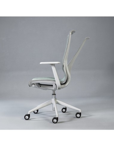 Chaise de bureau D-CHAIR avec assise et dossier en résille inclinable.