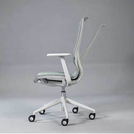 Chaise de bureau D-CHAIR avec assise et dossier en résille inclinable.
