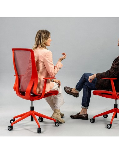 Chaise de bureau design D-CHAIR en résille avec structure rouge et accoudoirs pour espace de travail.