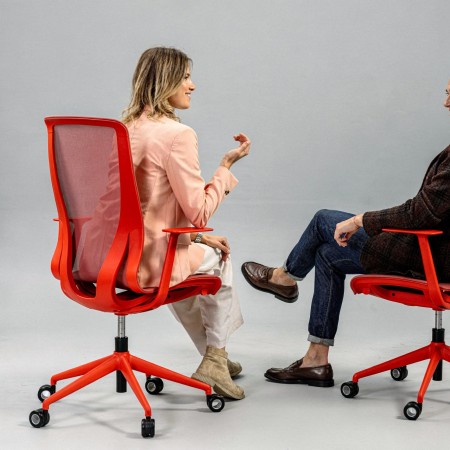 Chaise de bureau design D-CHAIR en résille avec structure rouge et accoudoirs pour espace de travail.