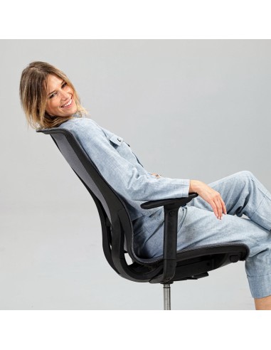Chaise de bureau en résille D-CHAIR au design léger pour travailler avec fluidité.