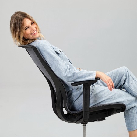 Chaise de bureau en résille D-CHAIR au design léger pour travailler avec fluidité.