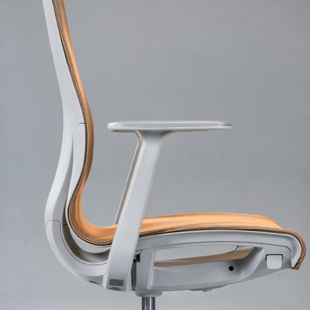 Chaise de bureau réglable avec accoudoirs personnalisable pour espace de travail personnel.