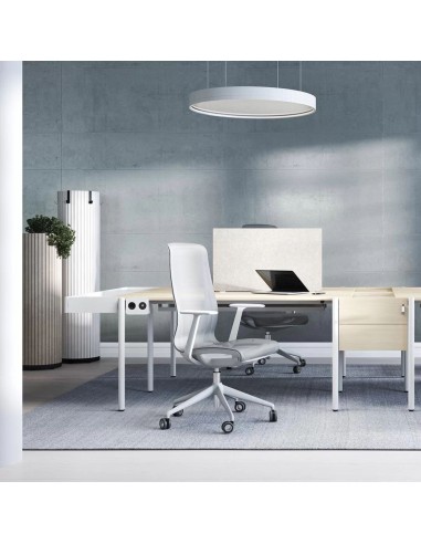 Chaises de bureau D-CHAIR avec structure grise et résille dans un open space professionnel moderne.