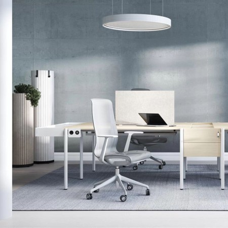 Chaises de bureau D-CHAIR avec structure grise et résille dans un open space professionnel moderne.
