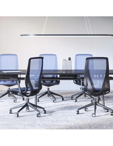 Espace de travail avec siège de travail bleu avec roulettes D-CHAIR en résille.