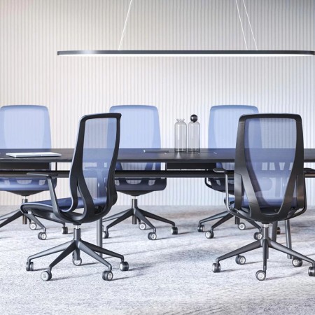 Espace de travail avec siège de travail bleu avec roulettes D-CHAIR en résille.