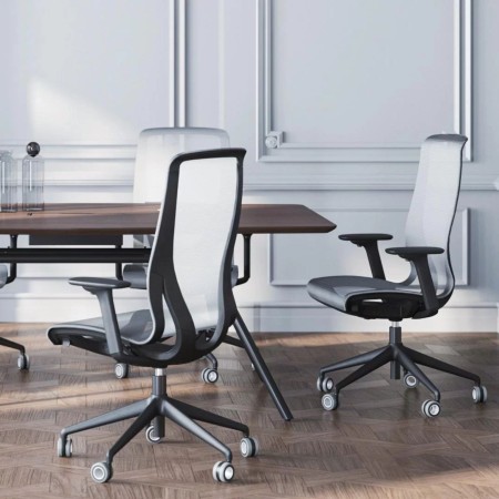 Salle de réunion avec chaise de bureau ergonomique D-CHAIR design moderne.