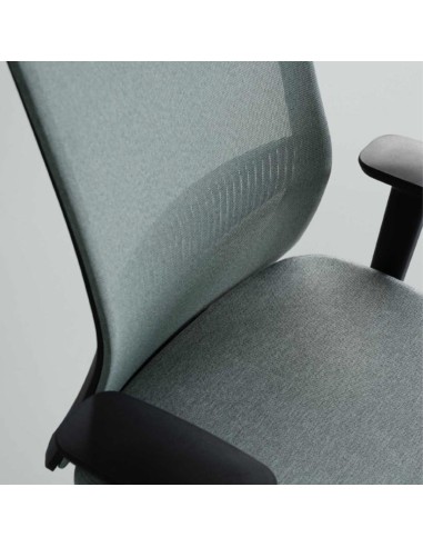 Assise du siège de travail EIRA personnalisable avec accoudoirs 3D.