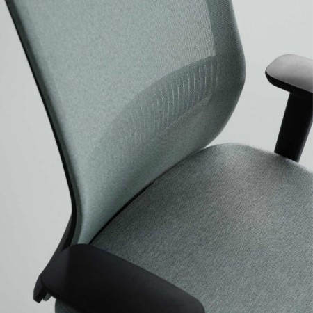 Assise du siège de travail EIRA personnalisable avec accoudoirs 3D.