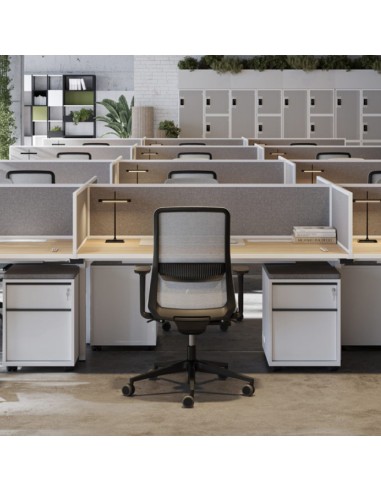 Chaise de bureau EIRA installée dans un open space professionnel avec postes de travail partagés et panneaux.