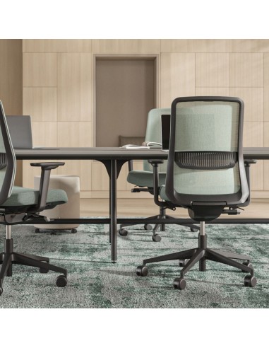 Chaise de bureau ergonomique conçue pour les postes de travail modernes EIRA dans un open space à Fribourg.