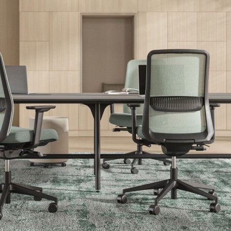 Chaise de bureau ergonomique conçue pour les postes de travail modernes EIRA dans un open space à Fribourg.
