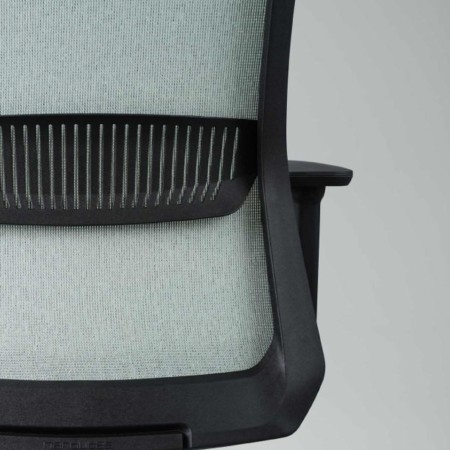Dossier de la chaise EIRA avec soutien lombaire pour confort au travail.