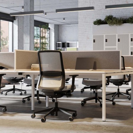 Chaise de bureau EIRA avec dossier résille menthe, assise tissu assortie, accoudoirs réglables et piètement noir. 2