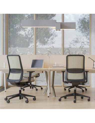 Sièges de travail avec accoudoirs réglables EIRA dans un bureau de coworking à Monthey.