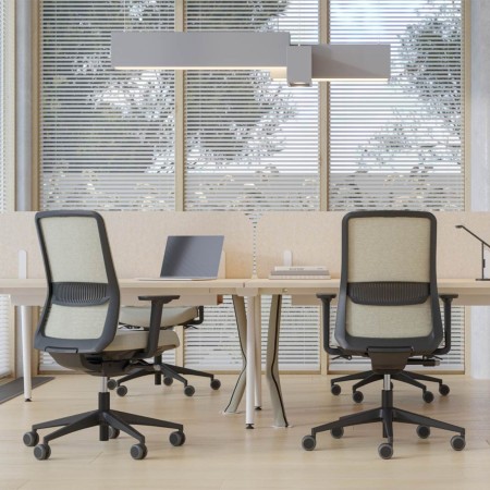 Sièges de travail avec accoudoirs réglables EIRA dans un bureau de coworking à Monthey.