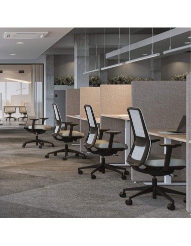 Sièges de travail EIRA en résille en open space pour espaces de travail partagés.