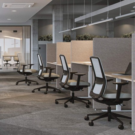 Sièges de travail EIRA en résille en open space pour espaces de travail partagés.