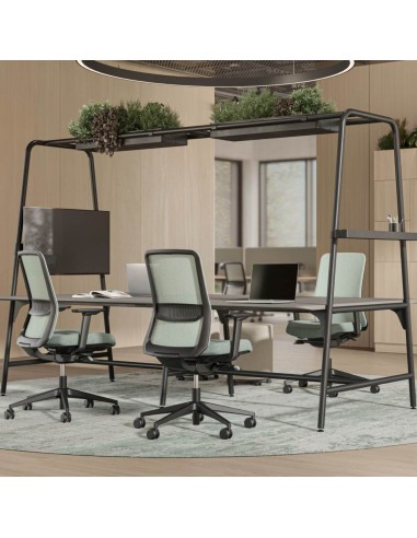 Table de travail collaboratif avec chaises de bureau EIRA avec mécanisme synchrone et soutien lombaire à Berne.