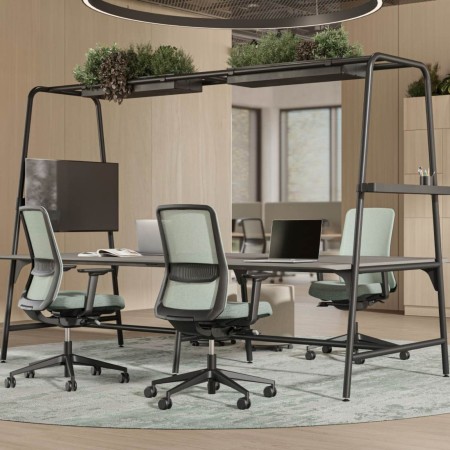 Table de travail collaboratif avec chaises de bureau EIRA avec mécanisme synchrone et soutien lombaire à Berne.
