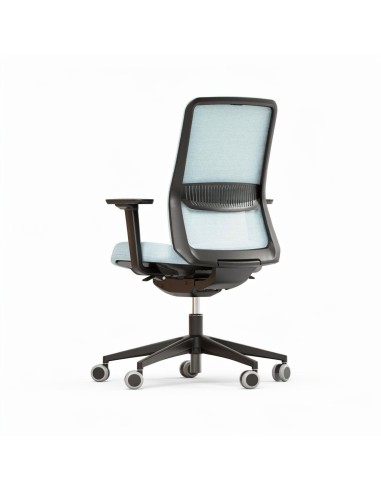 Vue de dos de la chaise de bureau sur roulettes avec accoudoirs EIRA en résille bleue.