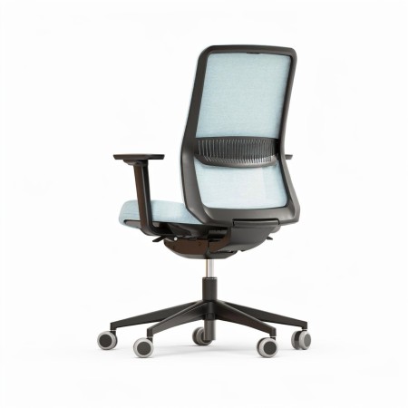 Vue de dos de la chaise de bureau sur roulettes avec accoudoirs EIRA en résille bleue.