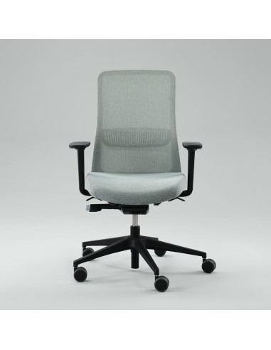 Vue de face de la chaise de bureau sur roulettes EIRA avec dossier en résille pour travail confortable.
