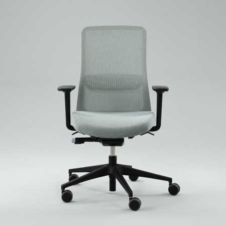 Vue de face de la chaise de bureau sur roulettes EIRA avec dossier en résille pour travail confortable.