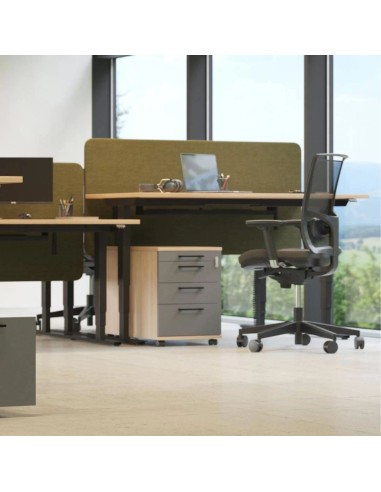 Fauteuil de bureau en résille noire installé à un poste de travail individuel à Neuchâtel.