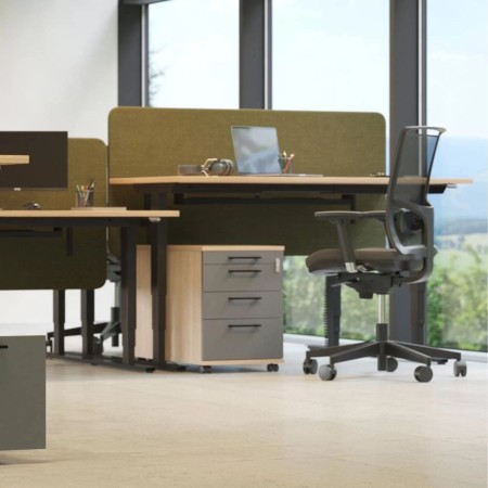 Fauteuil de bureau en résille noire installé à un poste de travail individuel à Neuchâtel.