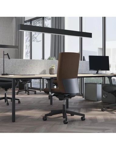Chaise de bureau ergonomique brune AURA avec roulettes installée dans un open space à Sierre.