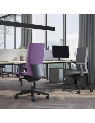 Chaise de bureau AURA installée dans un espace de travail moderne à Lausanne.