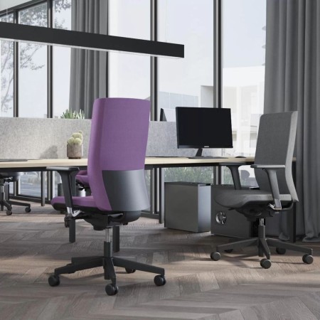 Chaise de bureau AURA installée dans un espace de travail moderne à Lausanne.