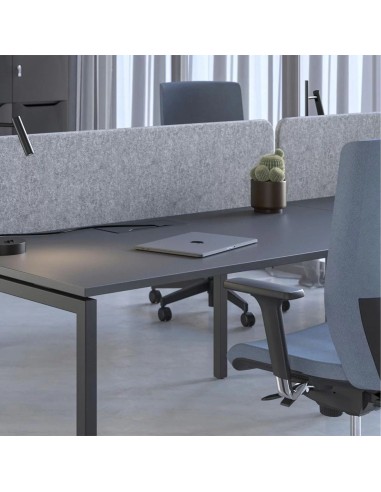 Fauteuil de bureau professionnel avec roulettes design AURA dans un bureau ouvert à Martigny.