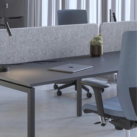 Fauteuil de bureau professionnel avec roulettes design AURA dans un bureau ouvert à Martigny.