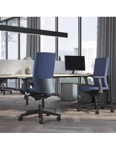 Siège de travail ergonomique bleu AURA design avec roulettes et assise rembourrée dans un bureau à Zürich.