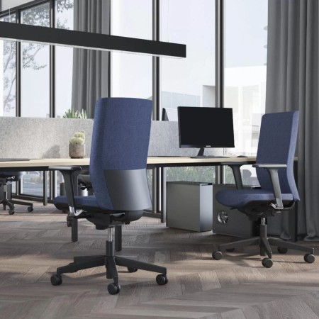 Siège de travail ergonomique bleu AURA design avec roulettes et assise rembourrée dans un bureau à Zürich.
