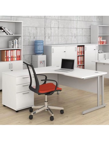 Chaise de bureau ergonomique rouge avec accoudoirs en plastique noir EVA installée dans un bureau à Genève.