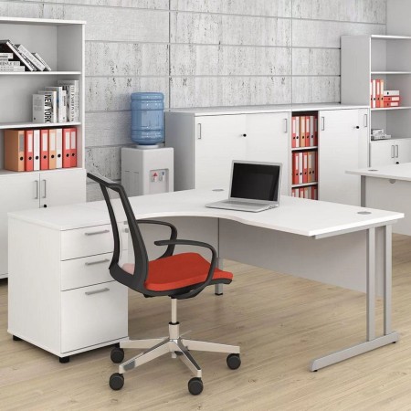 Chaise de bureau ergonomique rouge avec accoudoirs en plastique noir EVA installée dans un bureau à Genève.