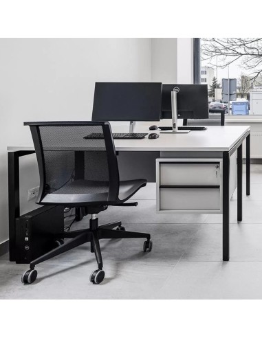 Siège ergonomique pour bureau noir avec roulettes design EVA dans un bureau minimaliste à Sion.