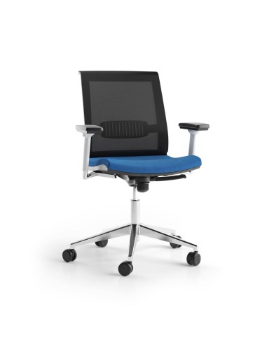 Chaise de travail EVA avec soutien lombaire réglable et dossier en résille respirante.