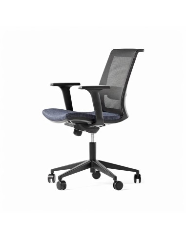 Chaise de travail EVA avec dossier en résille respirante et piètement à roulettes.