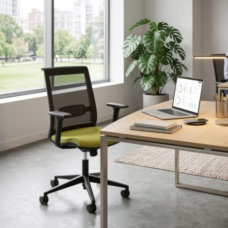 Chaise de bureau EVA avec support lombaire intégrée dans un environnement de travail professionnel moderne à Lausanne.