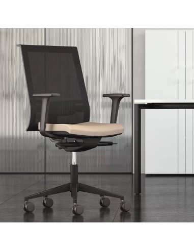 Siège de bureau ergonomique avec dossier respirant et assise confortable EVA.II dans un bureau.