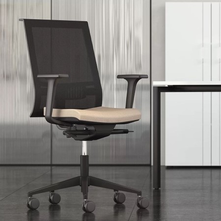 Siège de bureau ergonomique avec dossier respirant et assise confortable EVA.II dans un bureau.