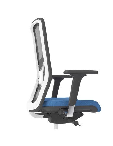 Chaise de bureau WIND avec dossier en résille respirante et roulettes pour espace de coworking.