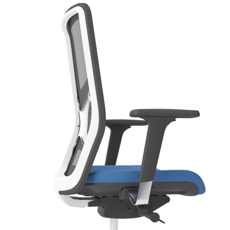 Chaise de bureau WIND avec dossier en résille respirante et roulettes pour espace de coworking.